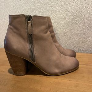 Nordstrom BP Trolley booties in grey/tan - size 8